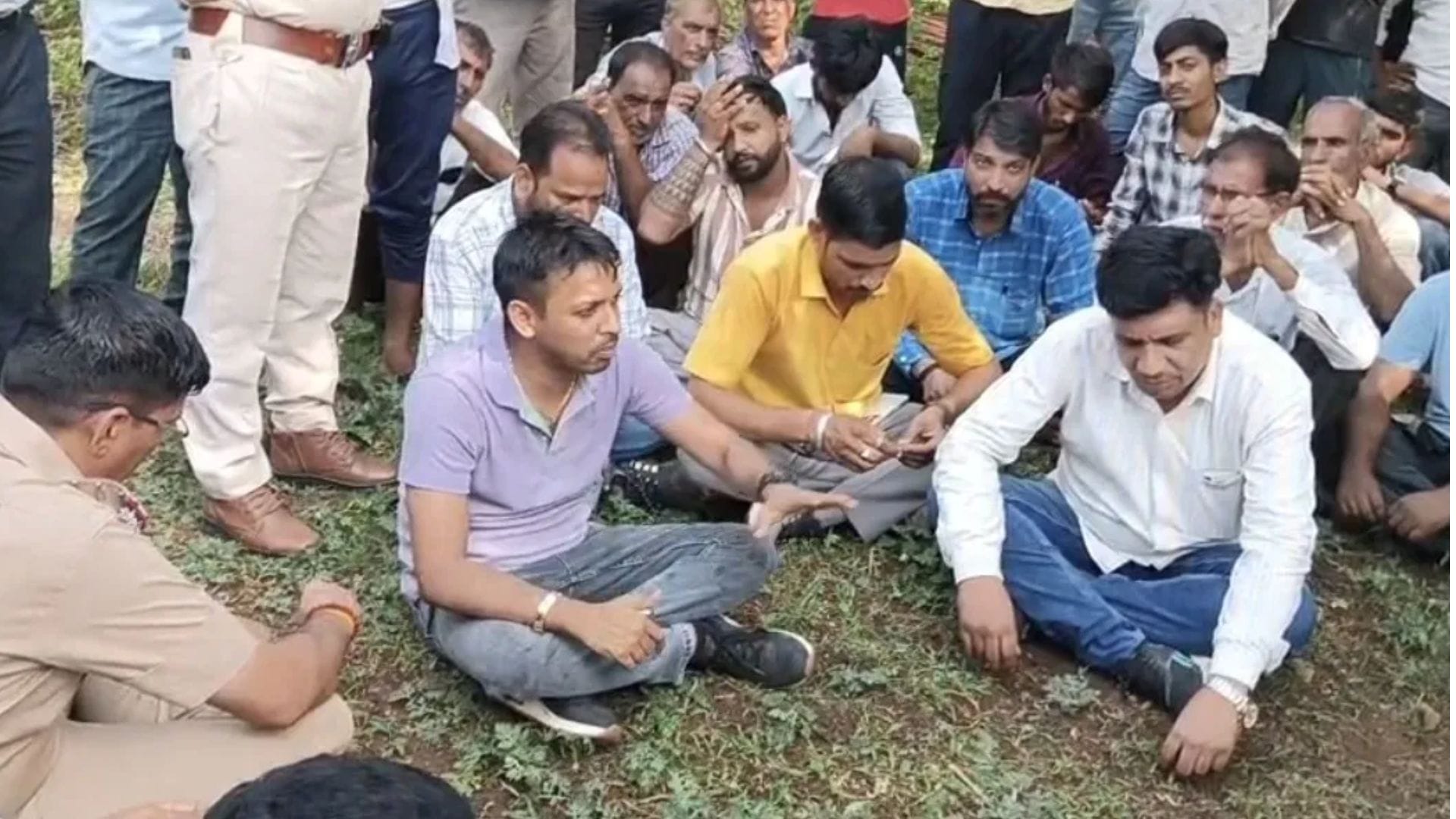 मौके पर आक्रोश जताते ग्रामीण