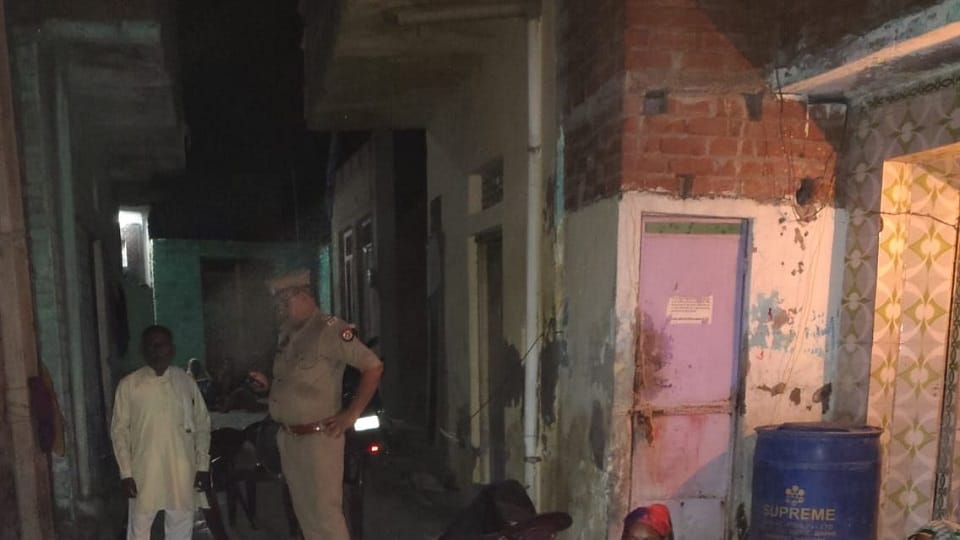 kasganj news mother suicide sone poision