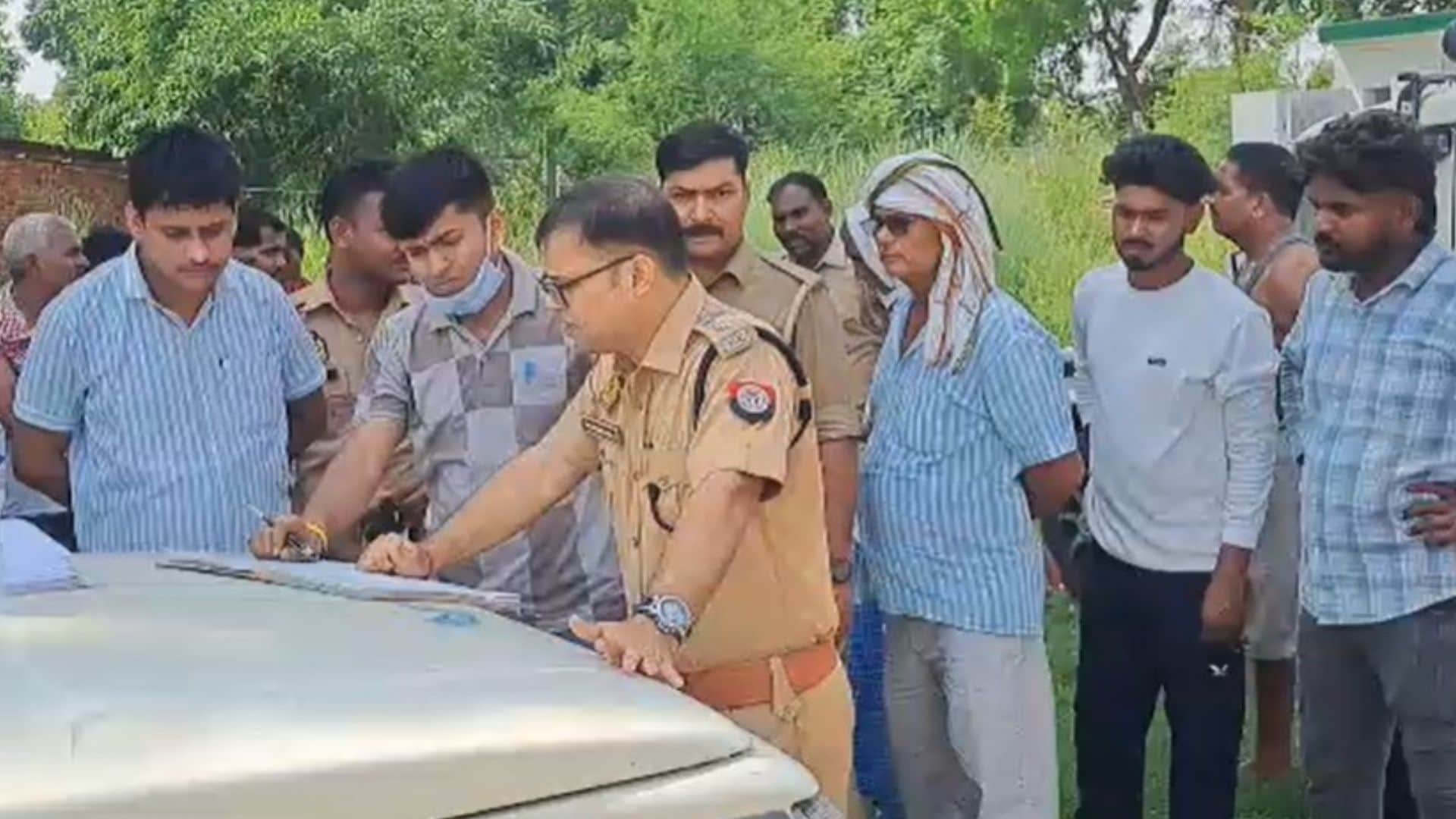 माैके पर पड़ताल करते पुलिस अधिकारी।
