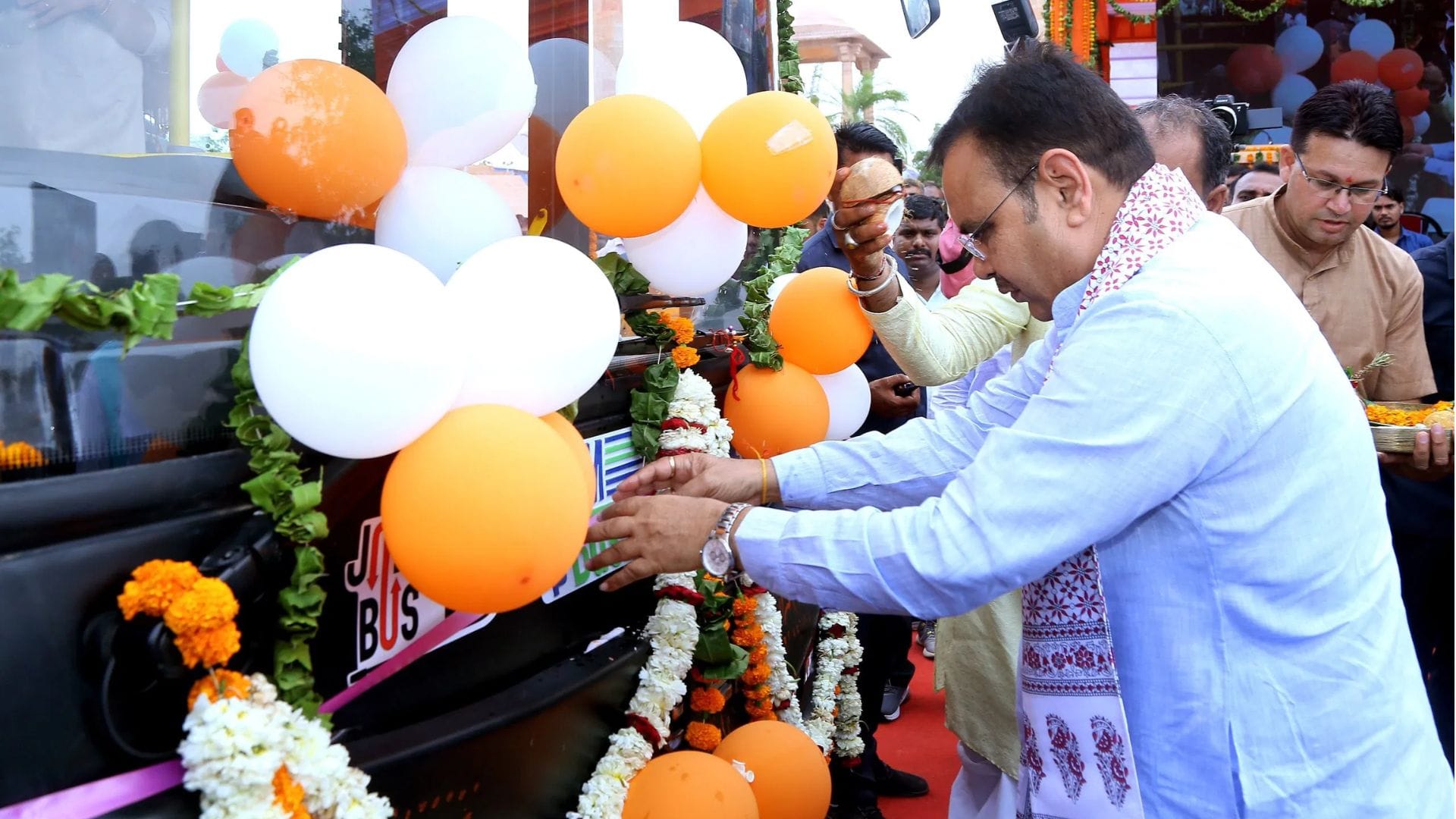 मुख्यमंत्री ने इलेक्ट्रिक बस का पूजन कर उसका अवलोकन किया और उसमें उपलब्ध आधुनिक सुविधाओं की जान