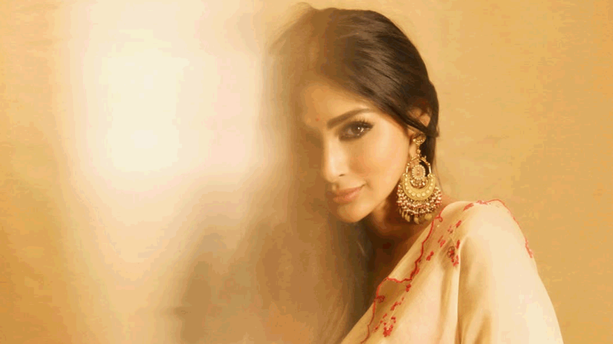 Ab Hoga Hisaab actress mouni roy shares her stunning photos flaunting her curvy figure