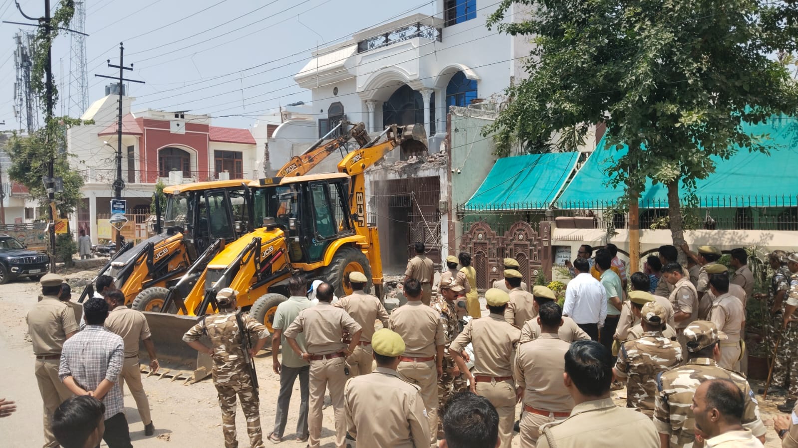 Central Market: Bulldozer Action on History-Sheeter’s House, Setback Drive Begins in Central Market