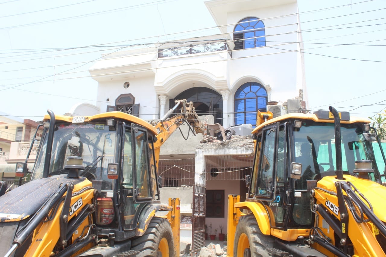 Central Market: Bulldozer Action on History-Sheeter’s House, Setback Drive Begins in Central Market