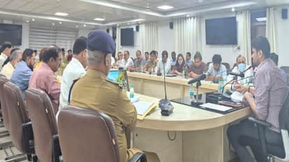 नीट परीक्षा की तैयारियों को लेकर बैठक लेते डीएम अविनाश कुमार
