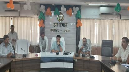नीट यूजी परीक्षा को लेकर बैठक लेते हाथरस डीएम अतुल वत्स