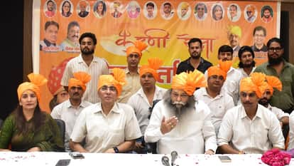 पत्रकारों से वार्ता करते करणी सेना के राष्ट्रीय अध्यक्ष सूरज पाल अम्मू