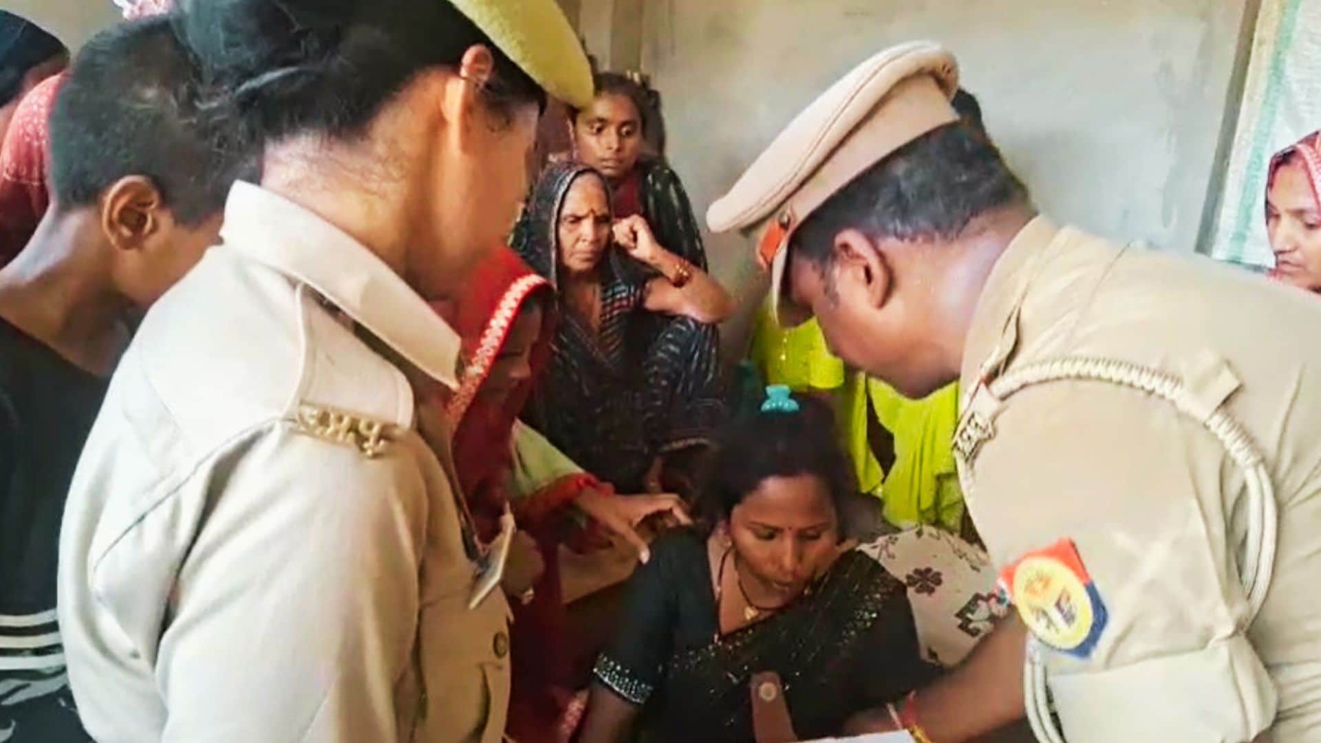 पीड़ित महिला से जानकारी लेती पुलिस।