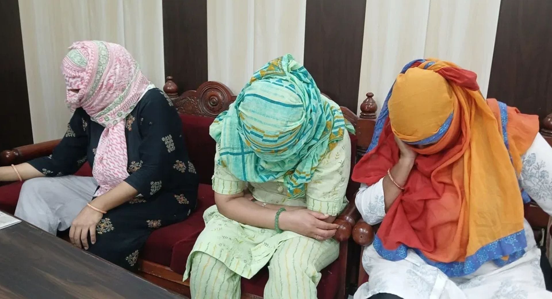 एसीबी ने तीन महिलाओं को रिश्वत लेते पकड़ा