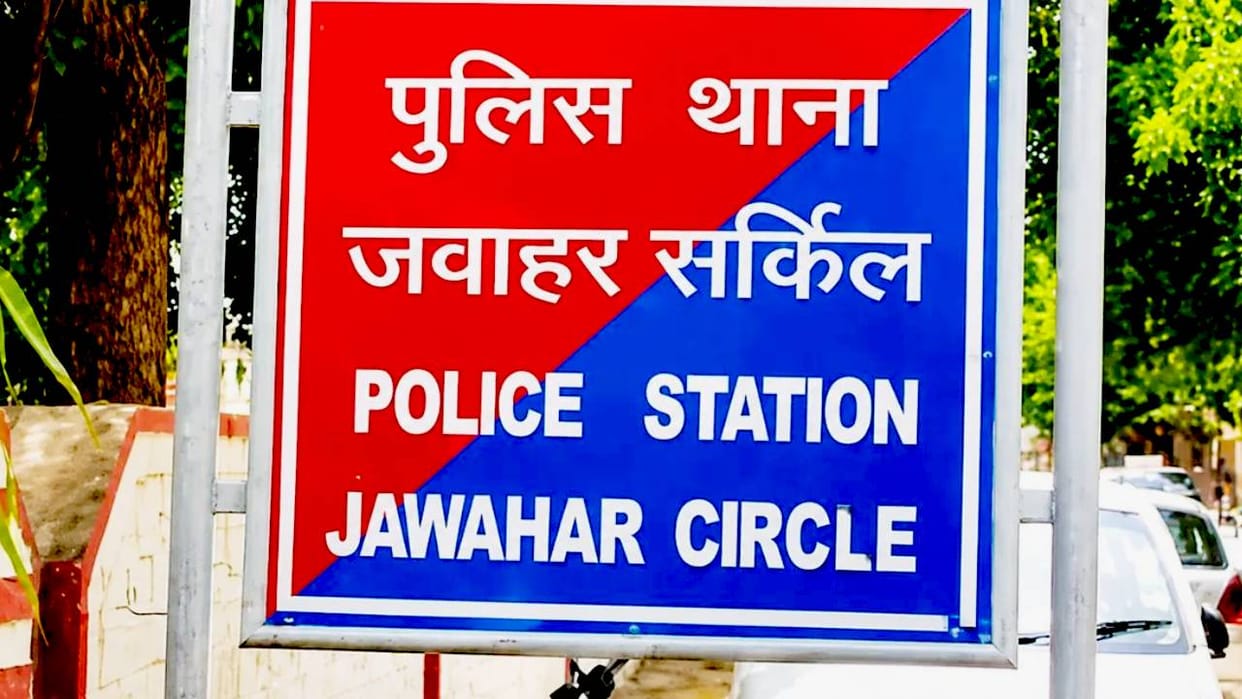 High-Voltage Drama in Jaipur Drunk Woman Assaults Cab Driver on Road in Broad Daylight