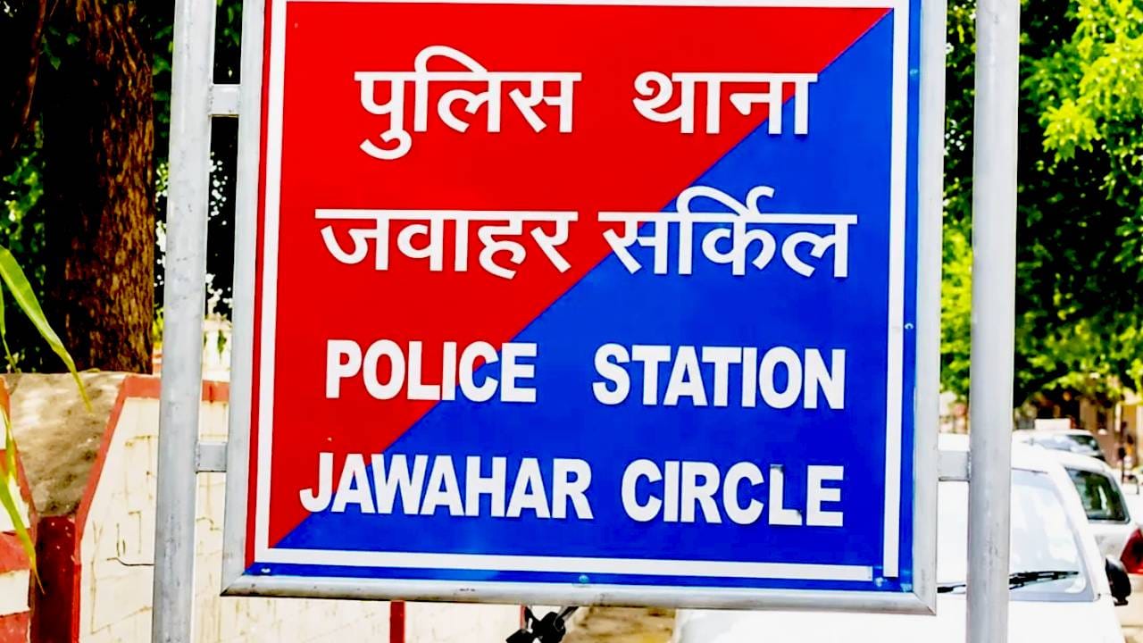 कैब ड्राइवर ने युवती पर लगाया तोड़फोड़ का आरोप
