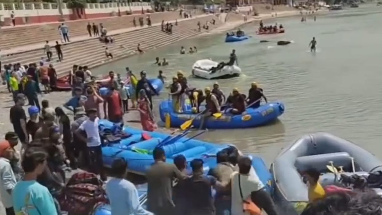 Clash between rafting operators and tourists  video goes viral on social media Rishikesh News in hindi