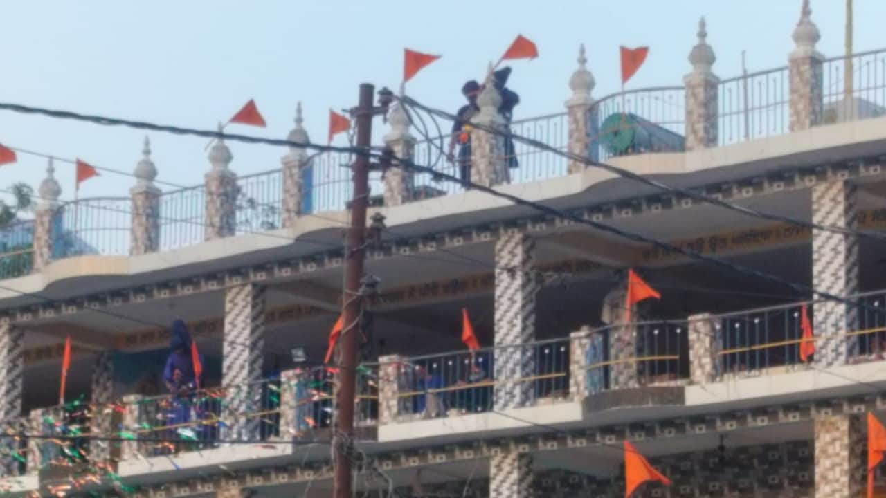 निहंग श्रद्धालु छत पर चढ़े