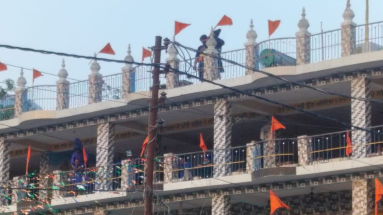 निहंग श्रद्धालु छत पर चढ़े
