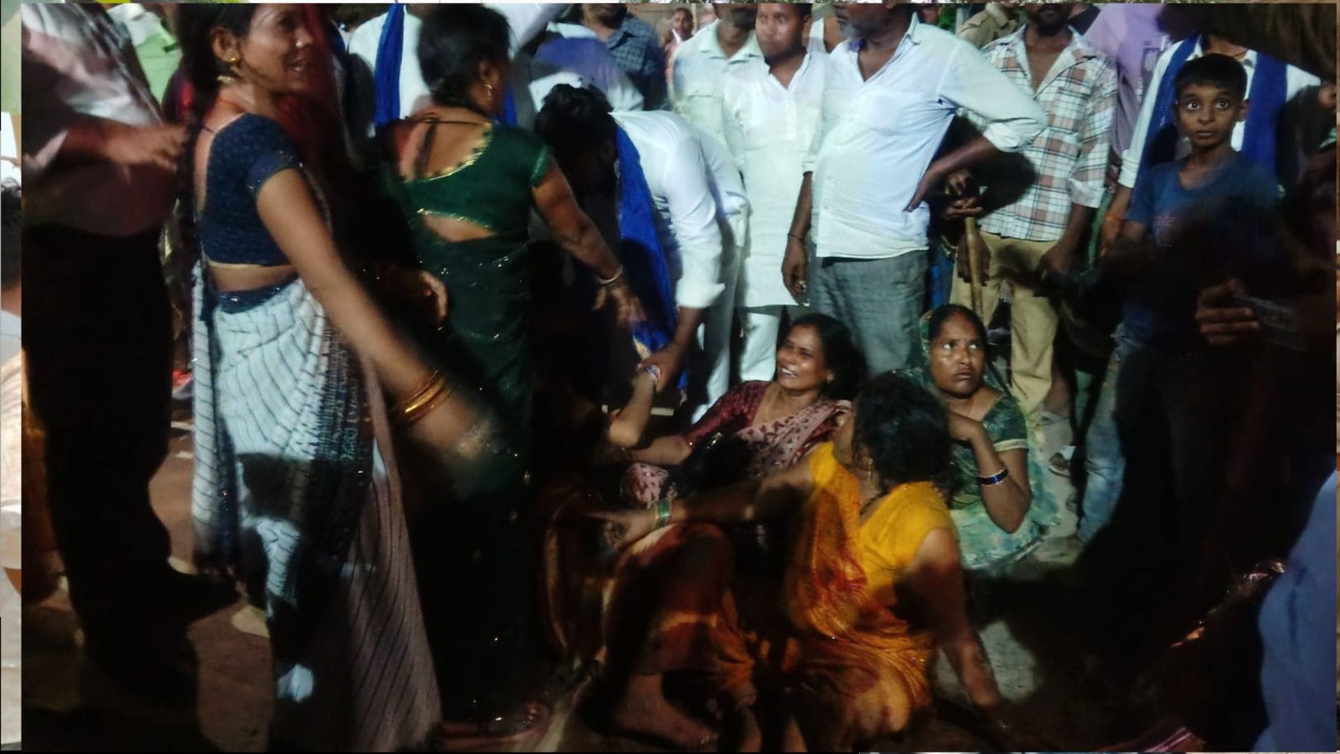 Sant Kabir Nagar Murder Sparks Protest: Angry Crowd Blocks Road, Damages Postmortem House Windows Demanding En