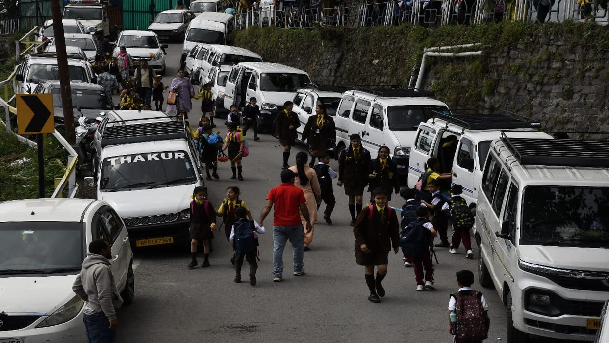 tourist destinations: Traffic load increases on Shimla's roads; vehicle movement slows to a crawl during peak