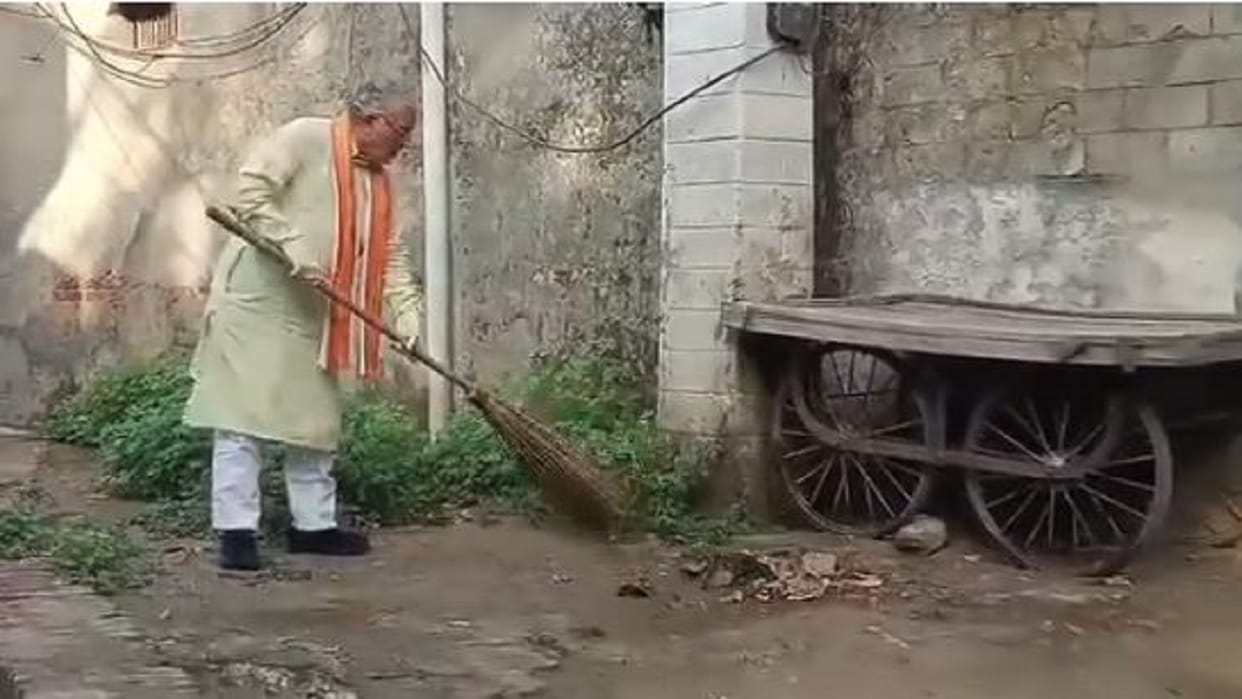 Finance Minister Suresh Khanna picked up a broom and cleaned the neighborhood in Shahjahanpur