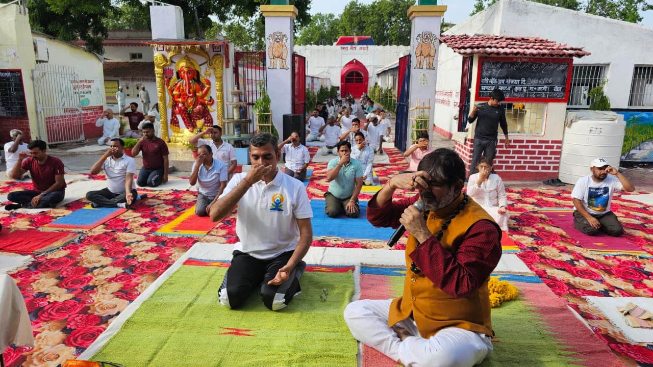 1000 बंदियों ने किया योग