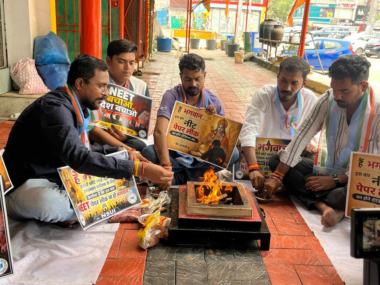 नीटी परीक्षा के लिए हवन