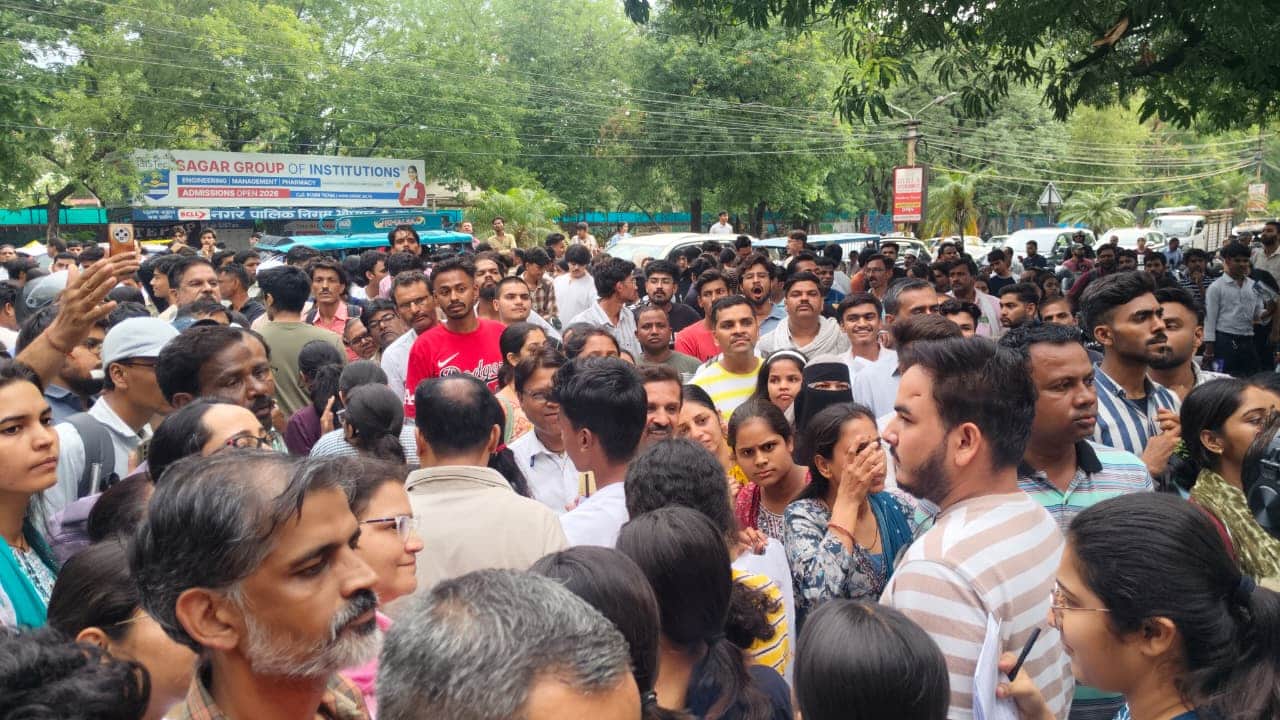 परीक्षा देकर बाहर निकले विद्यार्थी