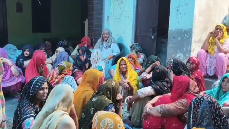 बुजुर्ग की मौत पर घर में गमजदा महिलाएं।