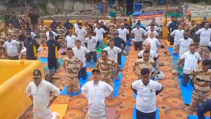 International Yoga Day: पहाड़ से मैदान तक योगमय हुई देवभूमि, आम से खास तक हर किसी ने किया योगाभ्यास, तस्वीरें International Yoga Day 2026 Public Doing Yoga From Hill to Plains All Update and Photos