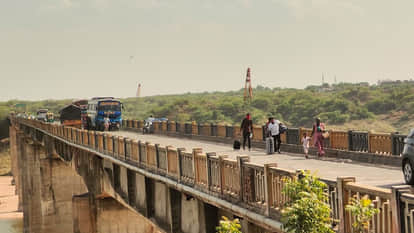 Etawah: Heavy vehicles barred from Chambal Bridge; increased pressure on alternative routes