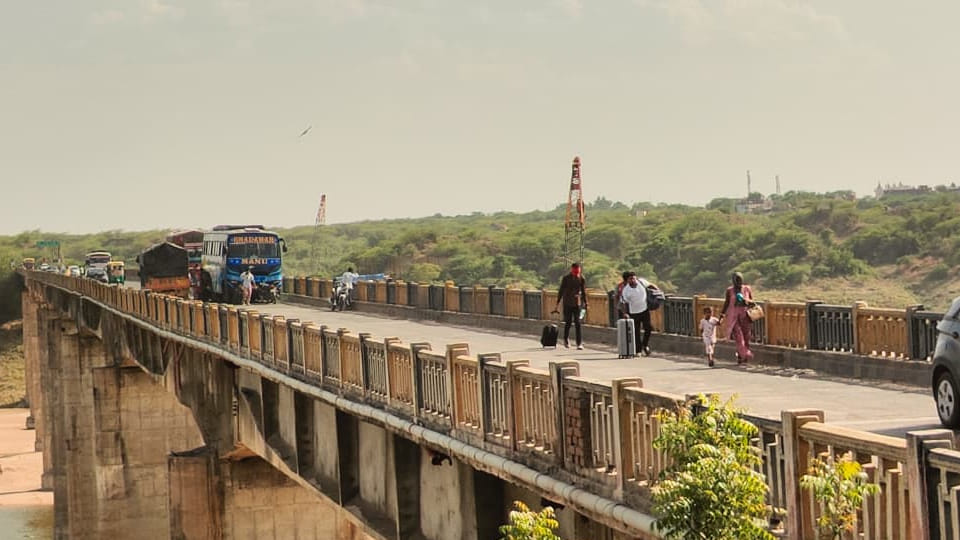 Etawah: Heavy vehicles barred from Chambal Bridge; increased pressure on alternative routes