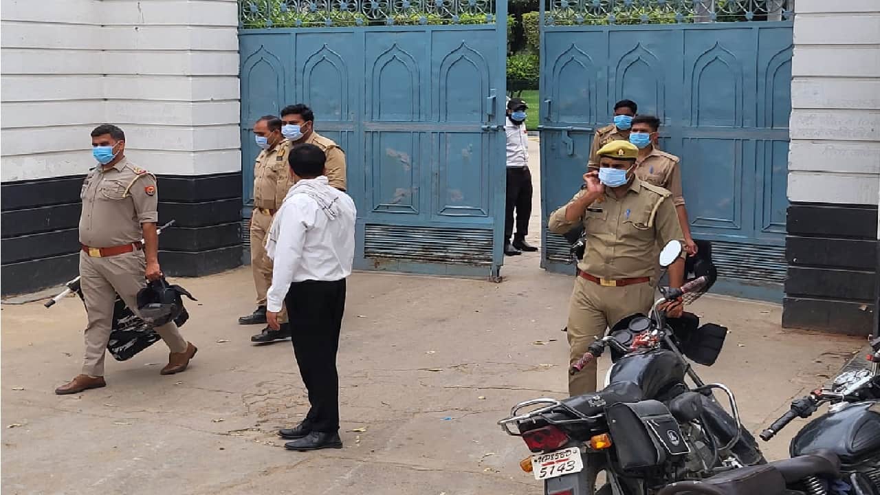 छानबीन करती टीम