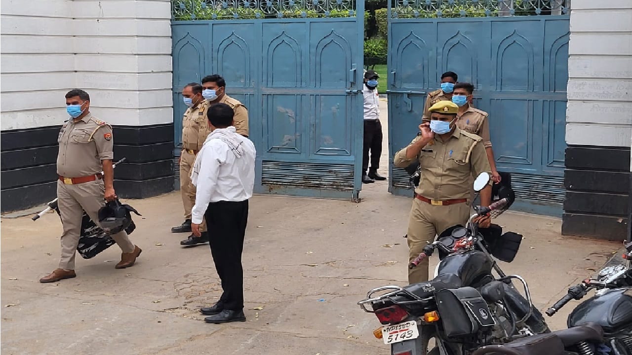 छानबीन करती टीम