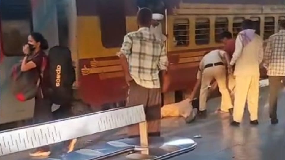 Mother was waiting at home son murdered at Delhi railway station baghpat news in hindi