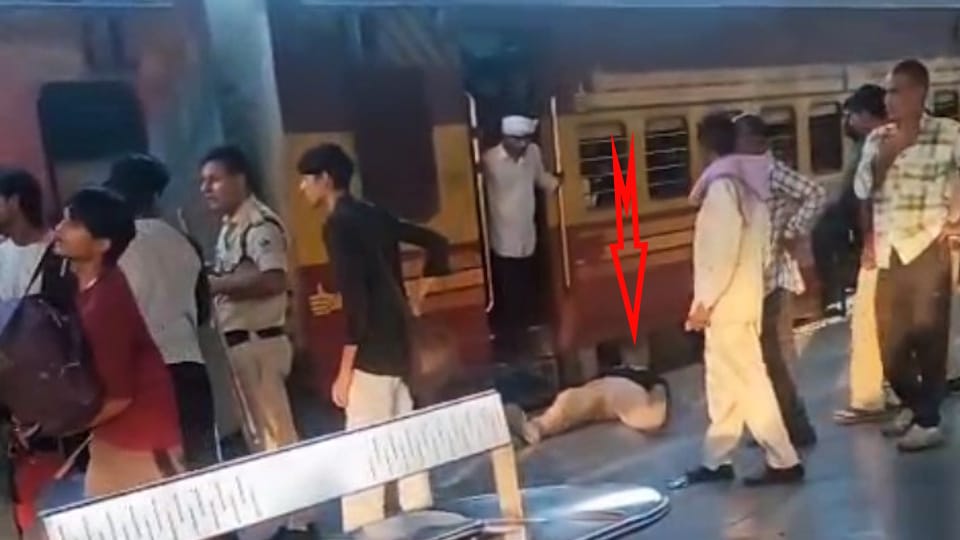 Mother was waiting at home son murdered at Delhi railway station baghpat news in hindi