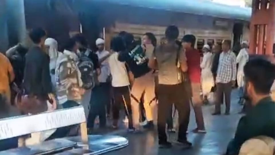 Mother was waiting at home son murdered at Delhi railway station baghpat news in hindi
