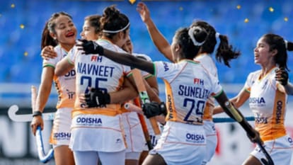 विमेंस नेशंस कप में भारत की बादशाहत:कीवियों को 2-0 से रौंदकर रचा इतिहास, हॉकी इंडिया करेगी पैसों की बरसात – India Beat New Zealand 2-0 To Win Fih Women Nations Cup Title, Hockey India Announces Prize Money विमेंस नेशंस कप में भारत की बादशाहत:कीवियों को 2-0 से रौंदकर रचा इतिहास, हॉकी इंडिया करेगी पैसों की बरसात – India Beat New Zealand 2-0 To Win Fih Women Nations Cup Title, Hockey India Announces Prize Money