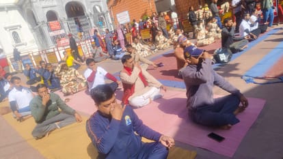 International Yoga Day: पहाड़ से मैदान तक योगमय हुई देवभूमि, आम से खास तक हर किसी ने किया योगाभ्यास, तस्वीरें International Yoga Day 2026 Public Doing Yoga From Hill to Plains All Update and Photos