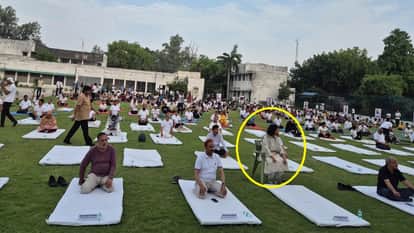 योगाभ्यास करतीं वीसी प्रो नईमा खातून