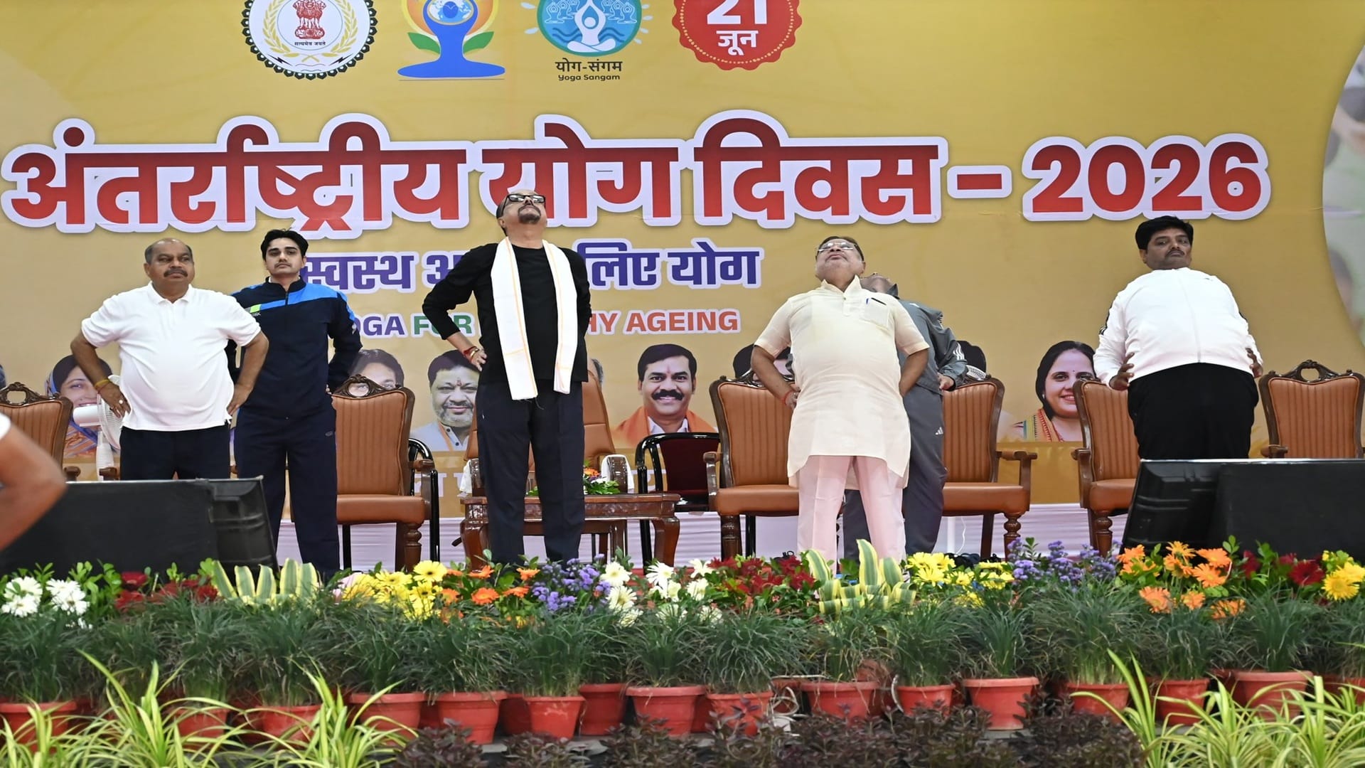 राज्यपाल रमेन डेका ने योग दिवस पर IGKV परिसर में किया योगाभ्यास
