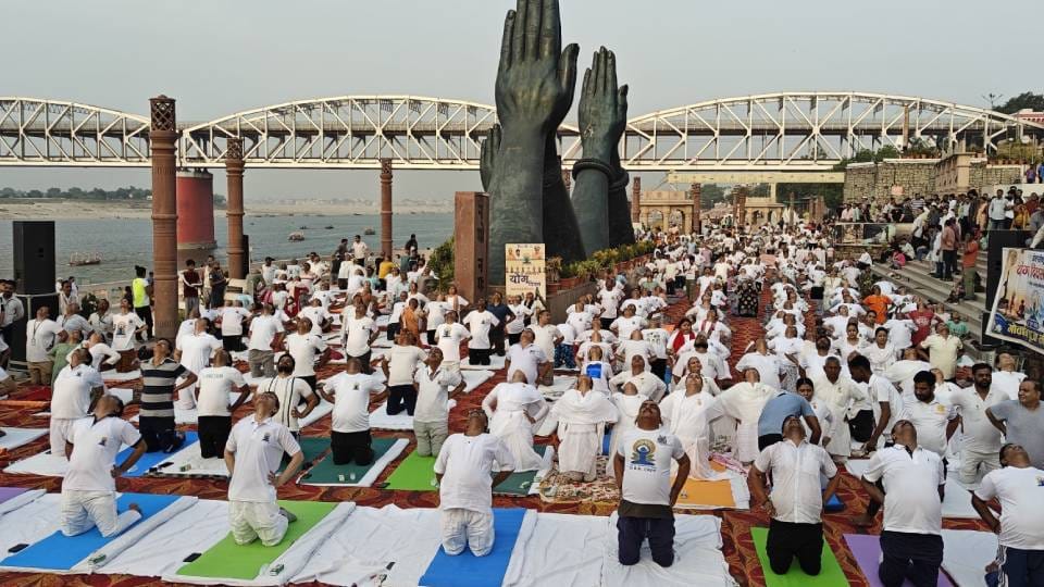 International Yoga Day 2026 Governor practiced at Raj Bhavan and CM Yogi in Jhansi all UP immersed in yoga
