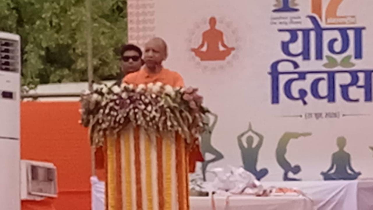 झांसी किले की तलहटी के मैदान में आयोजित योग शिविर में सीएम योगी।