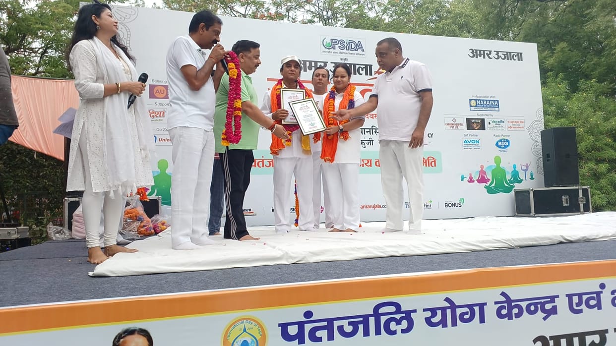 Kanpur Pledge to practice yoga in lap of nature hundreds of people practiced yoga in Sanjay Van