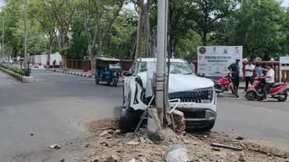 खंभे से टकराकर क्षतिग्रस्त हुई कार