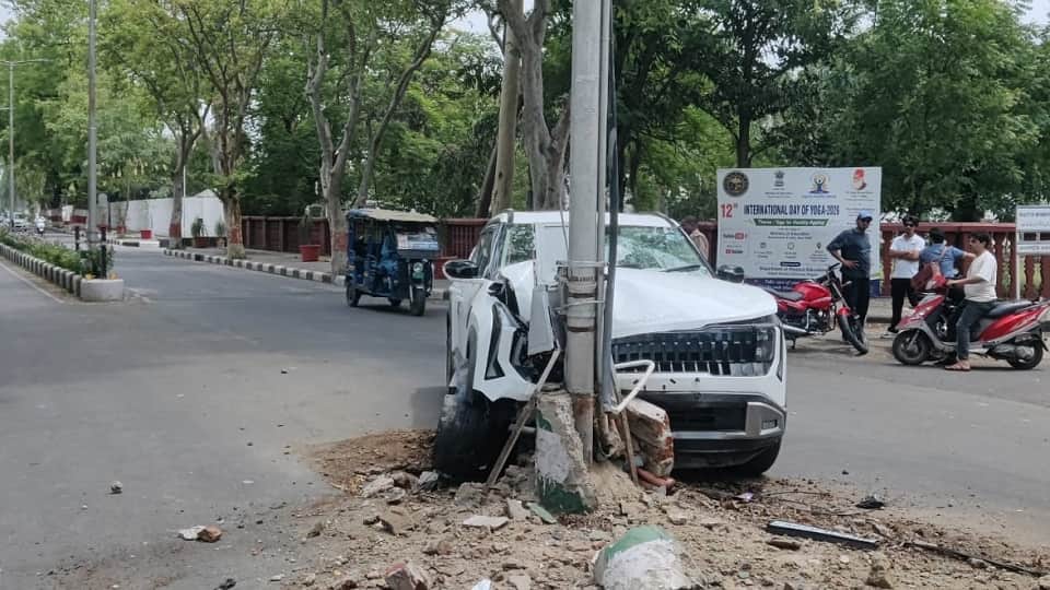 uncontrolled car collided with a pole on the AMU campus