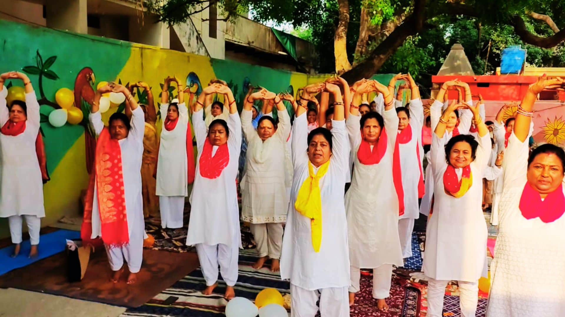 मांडवी तालाब पर योग करतीं महिलाएं।
