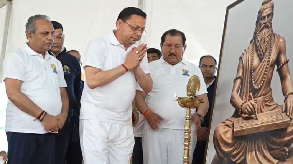 CM Pushkar Singh Dhami did yoga with youth, students and soldiers in Banbasa