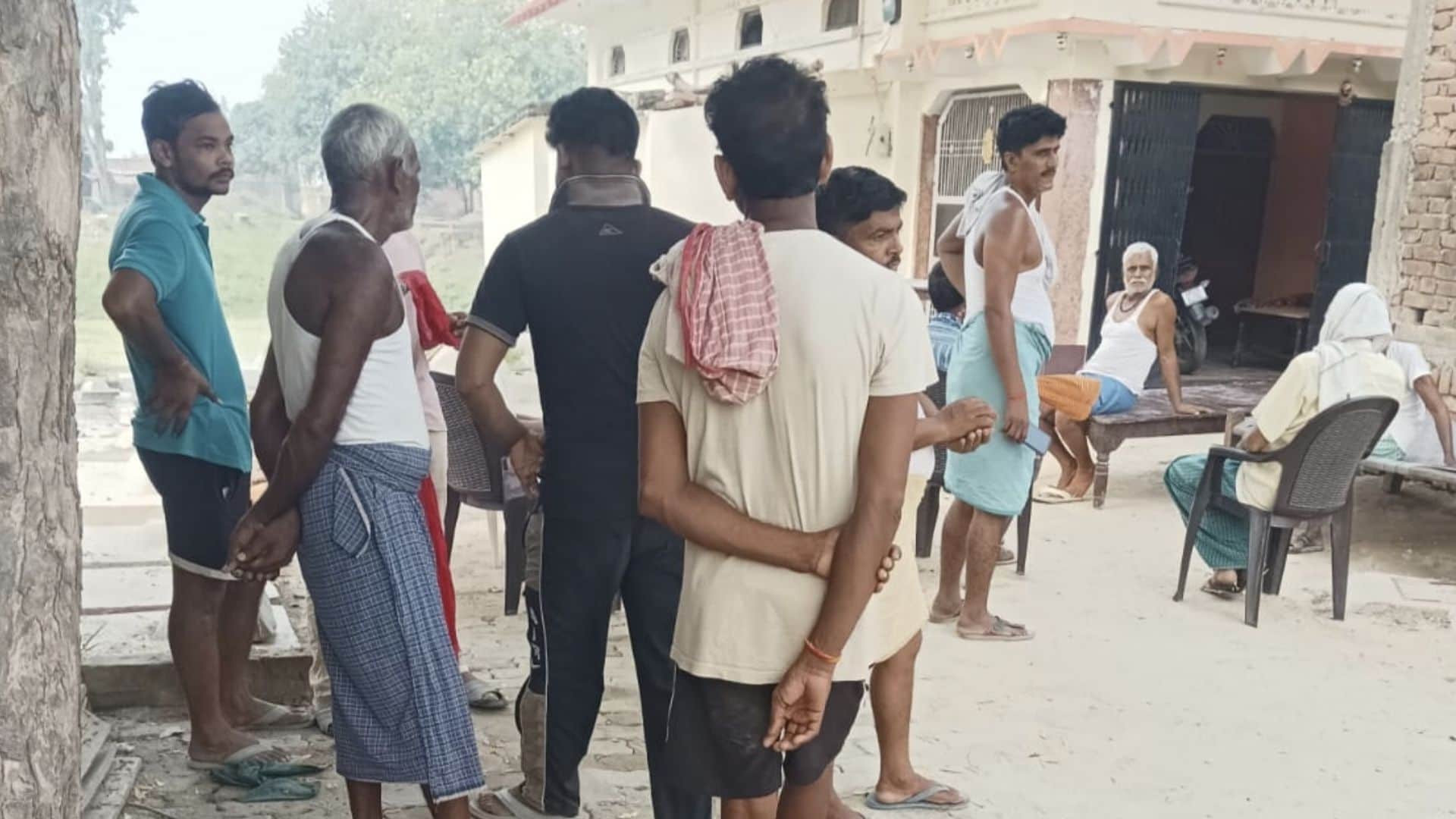 मृतक के घर के बाहर माैजूद पुलिस।