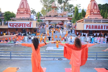 International Yoga Day: पहाड़ से मैदान तक योगमय हुई देवभूमि, आम से खास तक हर किसी ने किया योगाभ्यास, तस्वीरें International Yoga Day 2026 Public Doing Yoga From Hill to Plains All Update and Photos