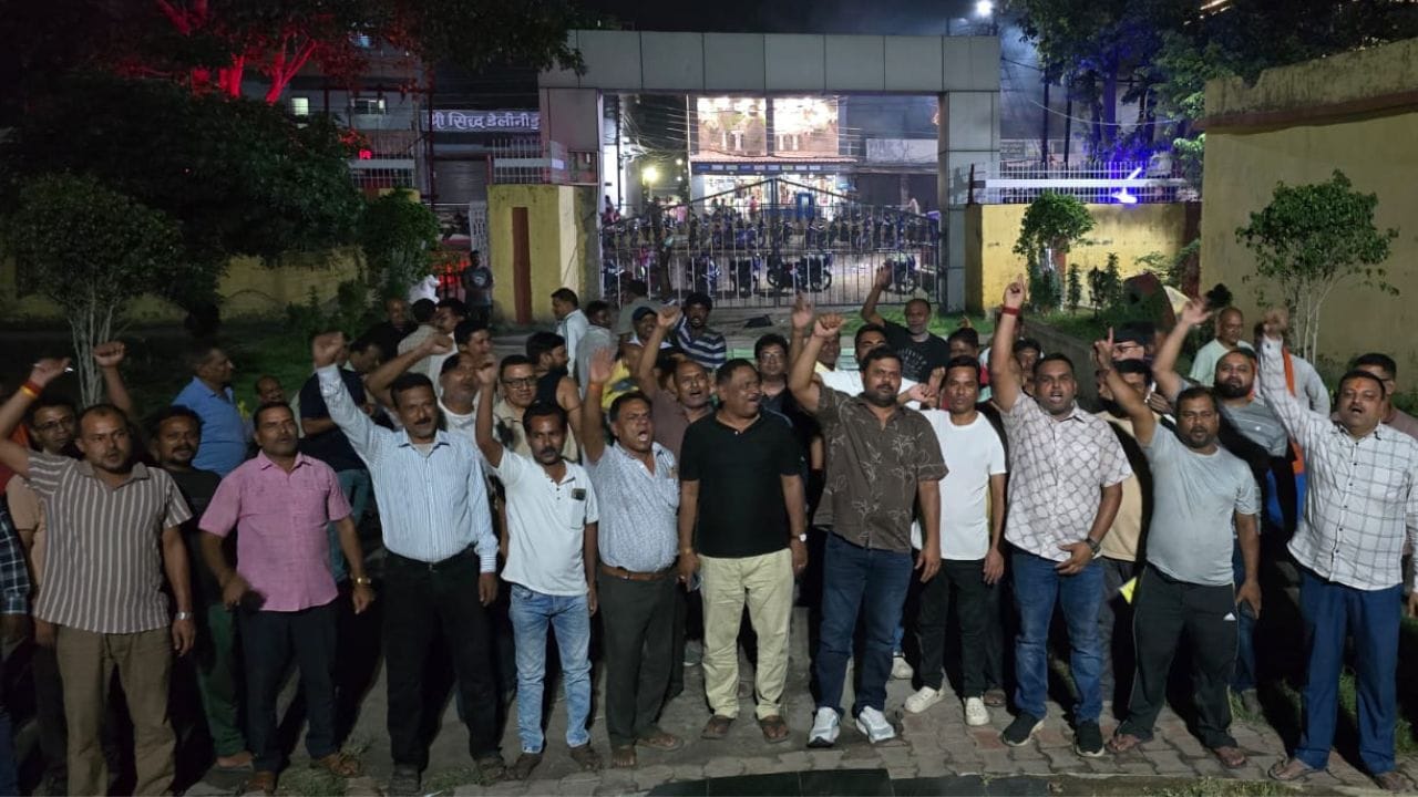 प्रदर्शन करते लोग