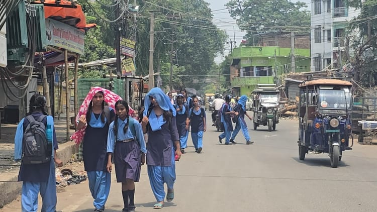 School News : भीषण गर्मी के कारण कक्षा 8वीं तक के सभी स्कूल बंद, डीएम का कड़ा आदेश