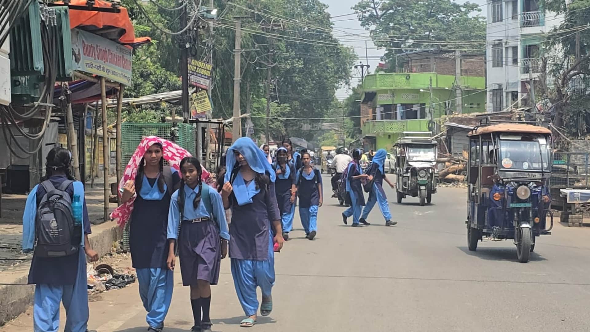 स्कूल से घर लौटती छात्राएं
