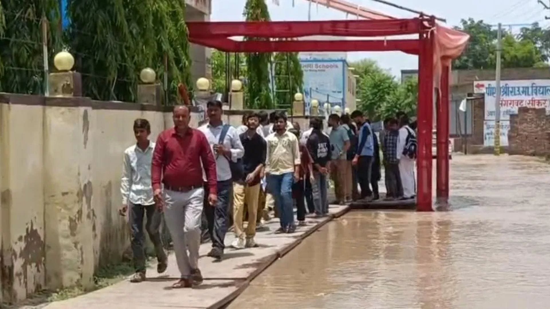 सिंहरावट गांव में री नीट परीक्षा से पहले परीक्षा केंद्र के बाहर  तेज बरसात के कारण हुआ जल भराव