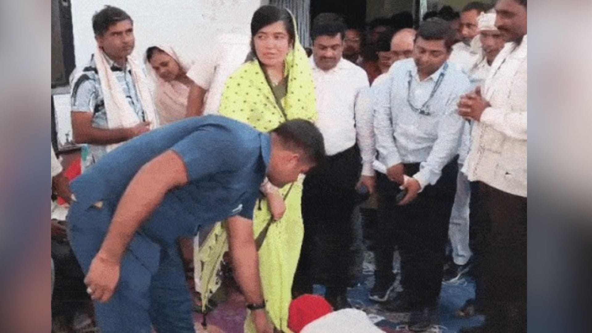 सीधी विधायक का दिव्यांग महिला ने पकड़ा पैर